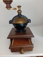 Antieke koffiemolen in het, Ophalen