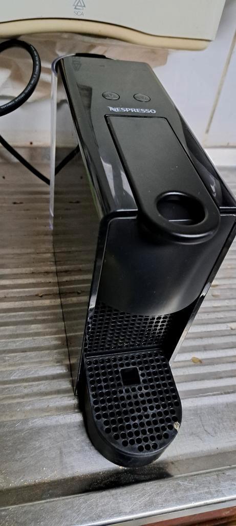 Nespresso, Electroménager, Cafetières, Utilisé, Dosettes et capsules de café, Machine à espresso, 4 à 10 tasses, Réservoir d'eau amovible