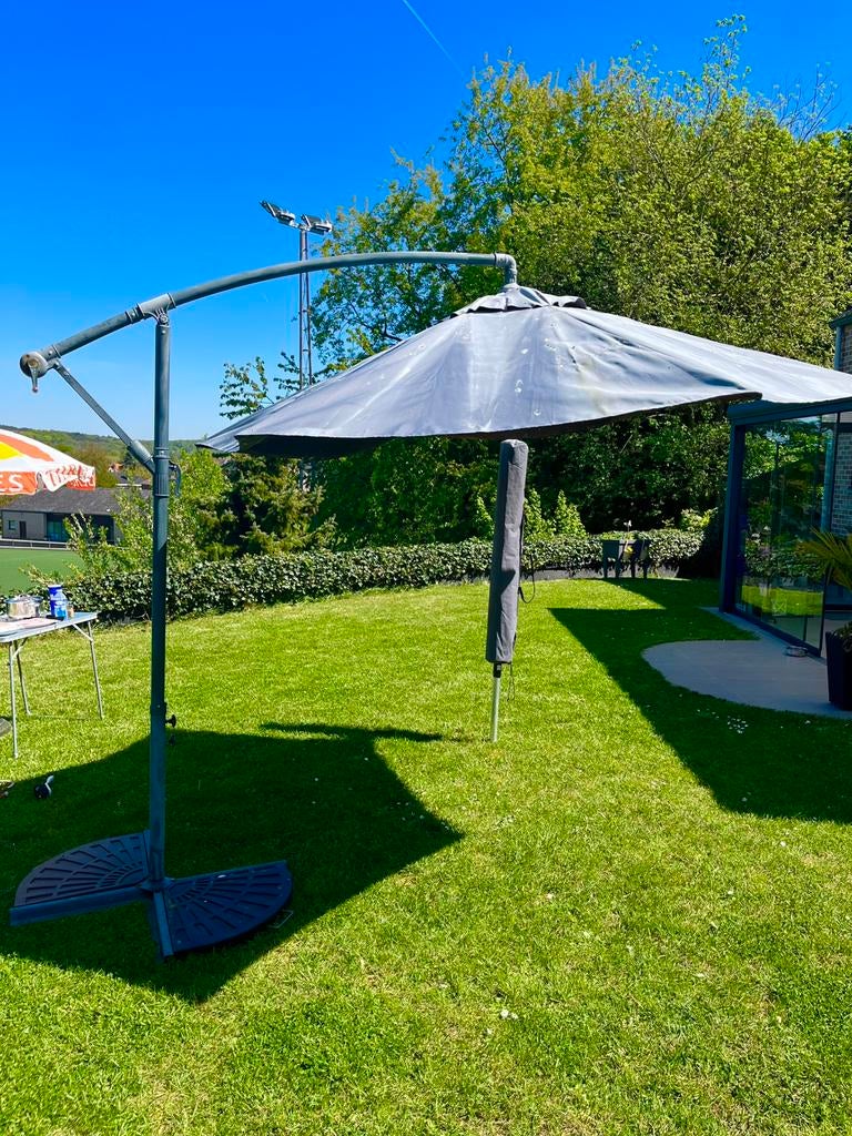 Parasol déporté inclinable (gris) + 4 dalles de lestage ⛱️, Jardin & Terrasse, Enlèvement