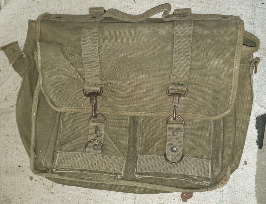 Musettes militaire avec attaches-mousquetons, Collections, Objets militaires | Général, Armée de terre, Enlèvement ou Envoi