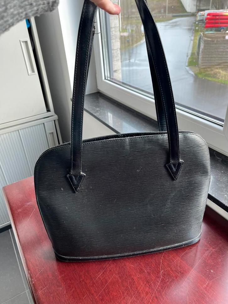 Handtas en portemonee Louis Vuitton zwart, Handtassen en Accessoires, Tassen | Damestassen, Zo goed als nieuw, Handtas, Zwart
