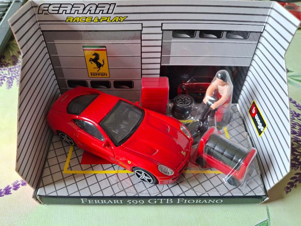 Ferrari 599 GTB Fiorano in garage display (Burago), Hobby & Loisirs créatifs, Voitures miniatures | 1:43, Neuf, Voiture, Autres marques