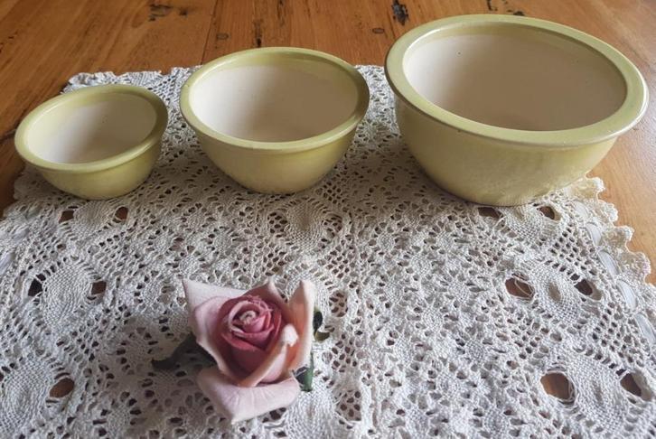 Set van 3 kleine lichtgele bonsai bakjes  / cactus potjes, Jardin & Terrasse, Pots de fleurs, Comme neuf, Poterie, Intérieur, Moins de 40 cm