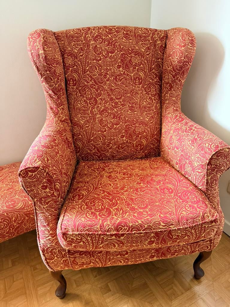Klassieke oorfauteuil met voetenbank – set – rood/goud stof, Huis en Inrichting, Emmers, Ophalen of Verzenden