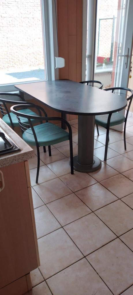 keukentafel en 4 stoelen; nog in goede staat, Ophalen