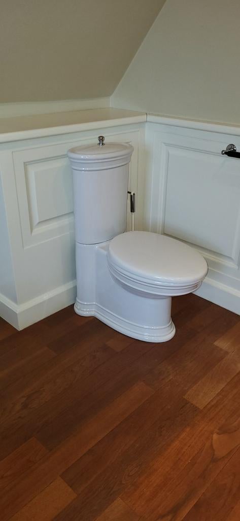 Oude stijlvolle wc pot, Ophalen