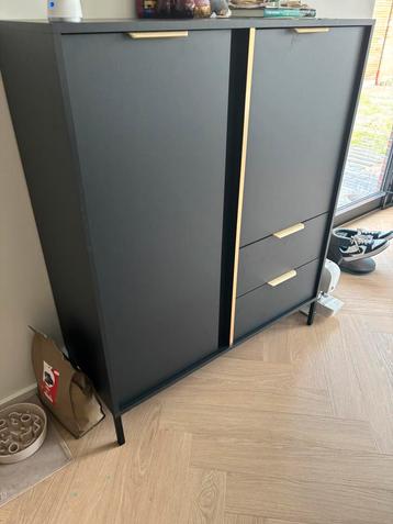 Dressoir beschikbaar voor biedingen