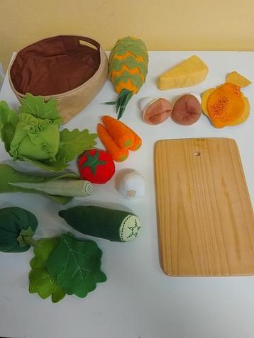Stoffen groenten en fruit van Ikea en houten plankje