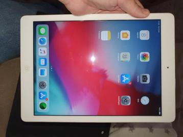 Ipad air in heel mooie staat met beschermhoes