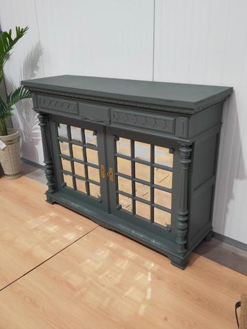 Groot dressoir met spiegeltjes beschikbaar voor biedingen