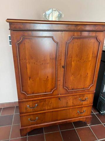 Tv kast beschikbaar voor biedingen