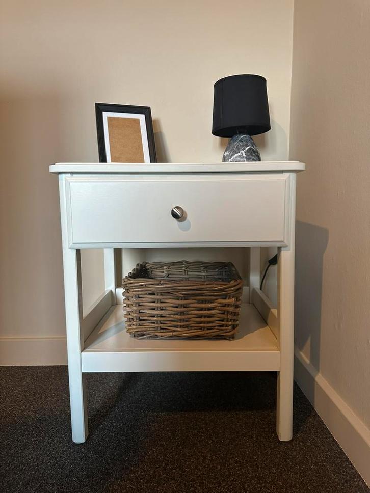 2 witte nachtkastjes met lade, mandjes en lampjes te koop!, Huis en Inrichting, Slaapkamer | Nachtkastjes, Zo goed als nieuw, Minder dan 55 cm