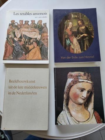 4 boeken over (houtsnijwerk) beelden beschikbaar voor biedingen