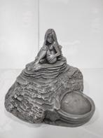 Sculpture de femme assise sur un rocher  SKULL T de  Samuel, Enlèvement ou Envoi
