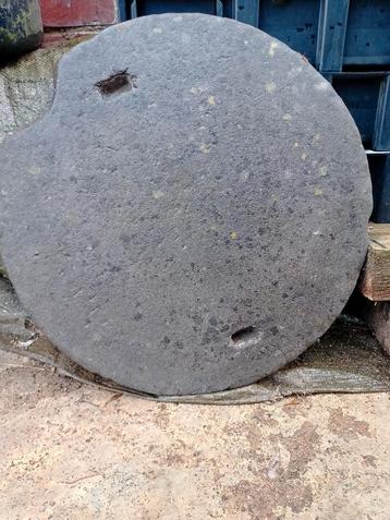 Ancienne taque de puits taillée dans la pierre naturelle  beschikbaar voor biedingen