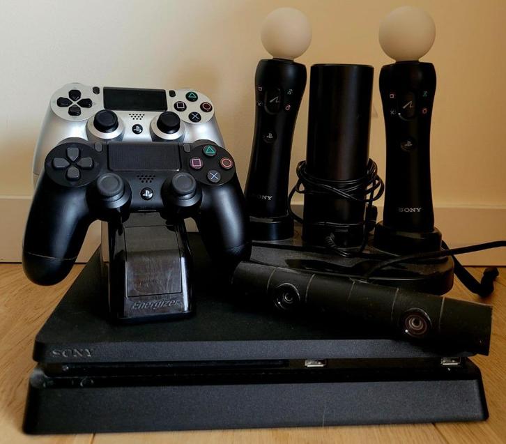 PS4 Slim 1TB 2 controllers + oplaadstation +beweegsensors, Games en Spelcomputers, Spelcomputers | Sony PlayStation 4, Zo goed als nieuw