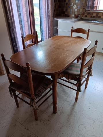 keukentafel met 4 stoelen beschikbaar voor biedingen