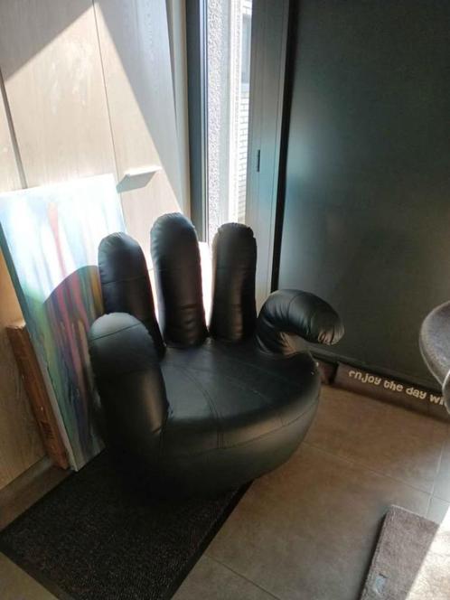 Eenpersoons zetel in de vorm van een hand, Huis en Inrichting, Zetels | Zetels en Chaises Longues, Zo goed als nieuw, Eenpersoons