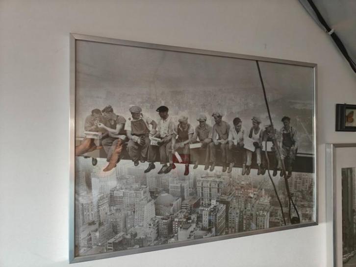 Grote Ingelijste Print - 'Lunch atop a Skyscraper', Huis en Inrichting, Woonaccessoires | Schilderijen, Tekeningen en Foto's, Zo goed als nieuw