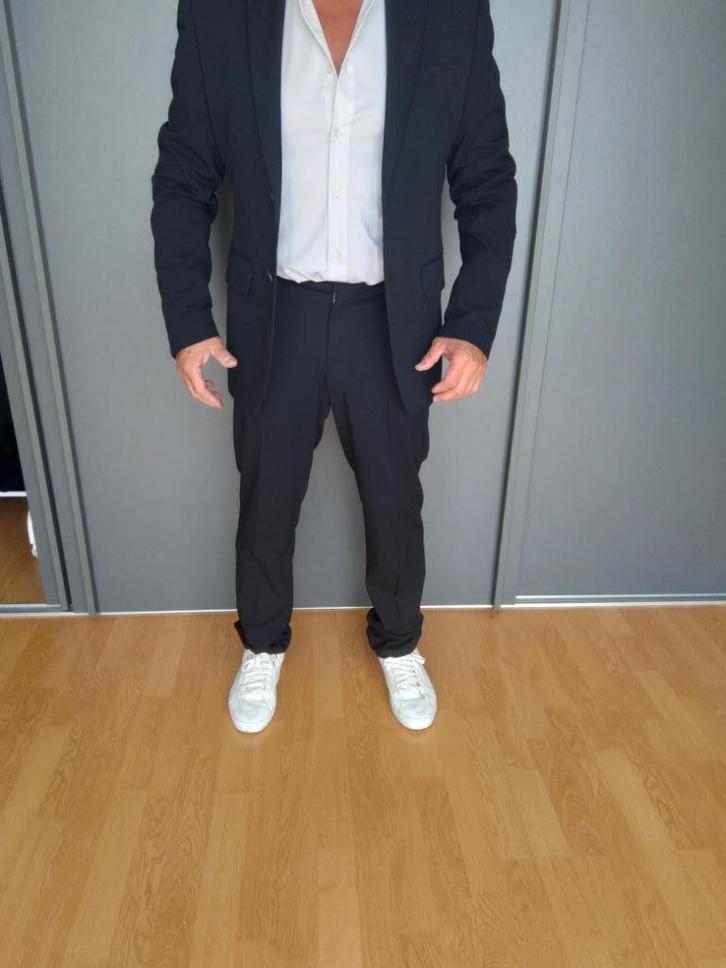 Modern donker grijs kostuum merk Andres, Kleding | Heren, Kostuums en vesten, Zo goed als nieuw, Maat 46 (S) of kleiner, Grijs