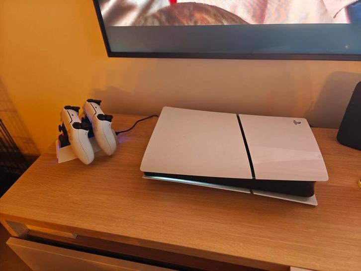 PS5 Slim Digital 1 TB + 2 controllers + oplader, Games en Spelcomputers, Spelcomputers | Sony PlayStation 5, Zo goed als nieuw