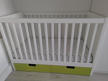 Babybedje Ikea (Stuva) incl matrasje beschikbaar voor biedingen