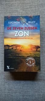 DE ZEVEN ZUSSEN - deel 6 - Zon., Boeken, Romans, Ophalen, Zo goed als nieuw, Lucinda Riley