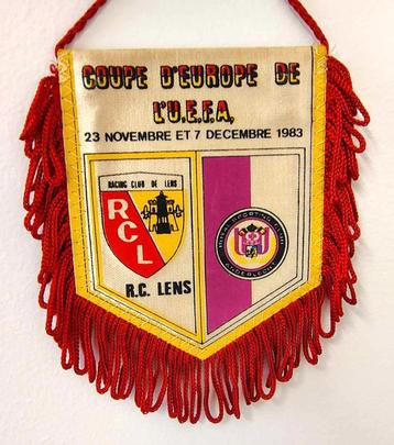 RSC Anderlecht - Racing Lens 1983-84 vintage vaandel voetbal, Enlèvement ou Envoi, Comme neuf, Fanion ou Écharpe