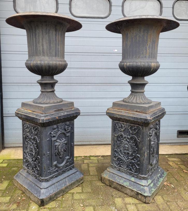 Grote klassieke gietijzeren vazen op zuil 2 meter hoog, Tuin en Terras, Tuinvazen, Zo goed als nieuw, Ophalen of Verzenden