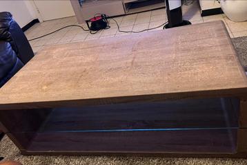 Table de salon en bois beschikbaar voor biedingen