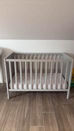 Lit bebe Sundvik Ikea avec matelas, Kinderen en Baby's, Ophalen, Zo goed als nieuw, Ledikant