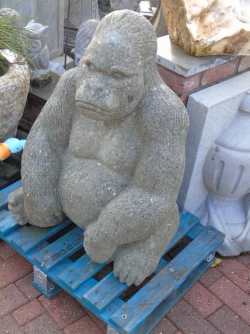 beeld van een gorilla in steen, uit de massa gesneden..., Tuin en Terras, Tuinbeelden, Nieuw, Dierenbeeld, Steen, Ophalen of Verzenden