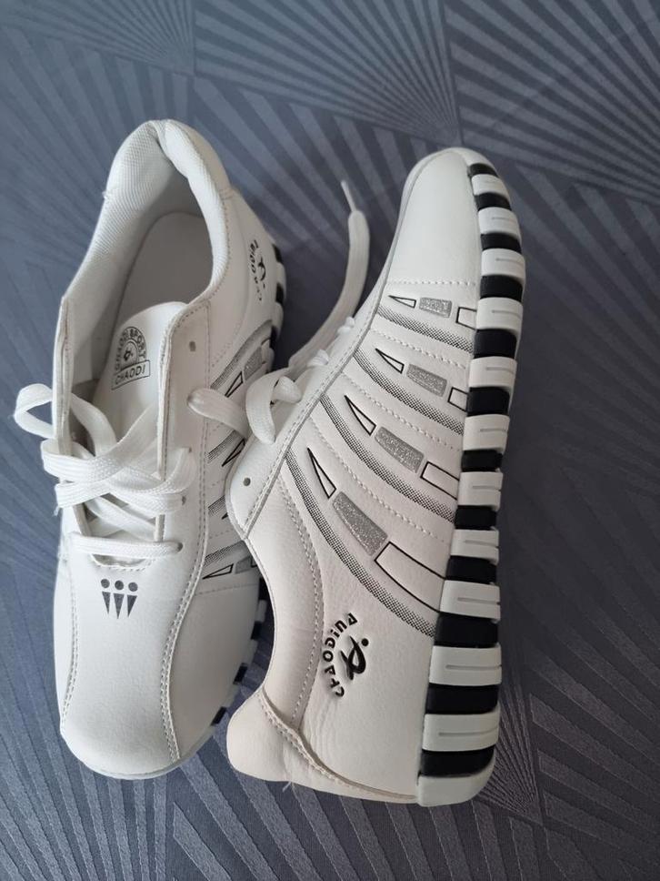 Nieuw en ongebruikt schoenen voor onze kleinsten
en ook voor, Kleding | Dames, Schoenen, Nieuw, Ophalen of Verzenden