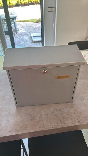 Boîte aux lettres beschikbaar voor biedingen