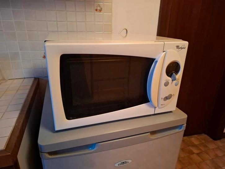 Whirlpool micro onde, en bon état, Electroménager, Micro-ondes, Four, Plaque tournante, Enlèvement