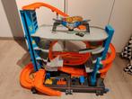 Hot Wheels garage met haai en lift, Kinderen en Baby's, Ophalen, Racebaan, Zo goed als nieuw, Hot Wheels