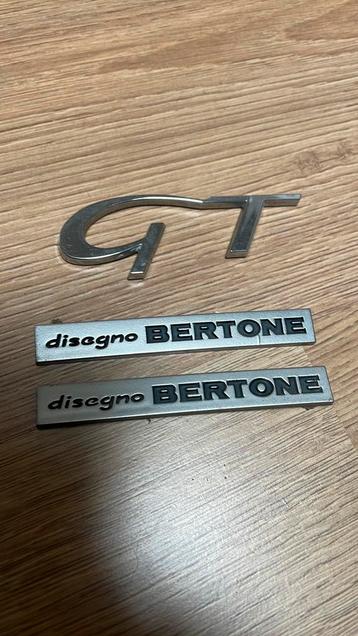 Alfa Romeo GT et 2 emblèmes Bertone assortis