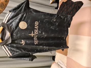 Ajax voetbal stone island shirt beschikbaar voor biedingen