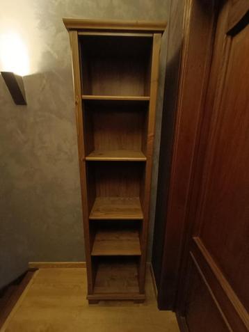 Boekenkast beschikbaar voor biedingen