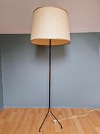 Vintage driepoot vloerlamp in metaal en messing, jaren 50, Huis en Inrichting, Lampen | Vloerlampen, 150 tot 200 cm, Gebruikt