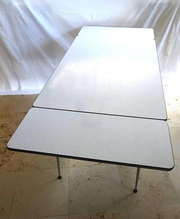 Uitschuifbare Formica tafel wit/grijs
