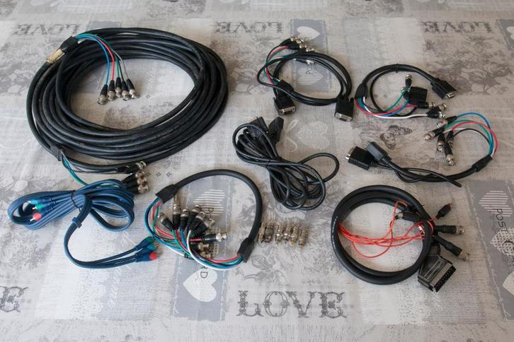 Lot analoge videokabels en adaptors, Audio, Tv en Foto, Audiokabels en Televisiekabels, Gebruikt, Ophalen