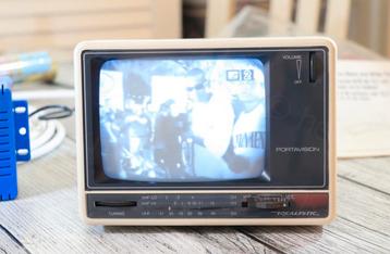 zwart-witte vintage tv uit het scherm van de jaren 70 beschikbaar voor biedingen