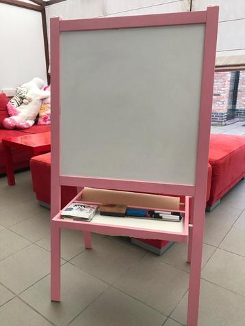 Krijtbord met papierrol beschikbaar voor biedingen