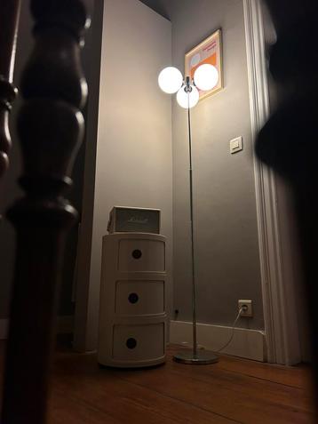 Vintage chromen vloerlamp met 3 opaline glazen bollen – ’90 beschikbaar voor biedingen