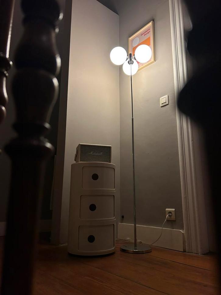 Vintage chromen vloerlamp met 3 opaline glazen bollen – ’90, Huis en Inrichting, Lampen | Wandlampen, Zo goed als nieuw, Glas