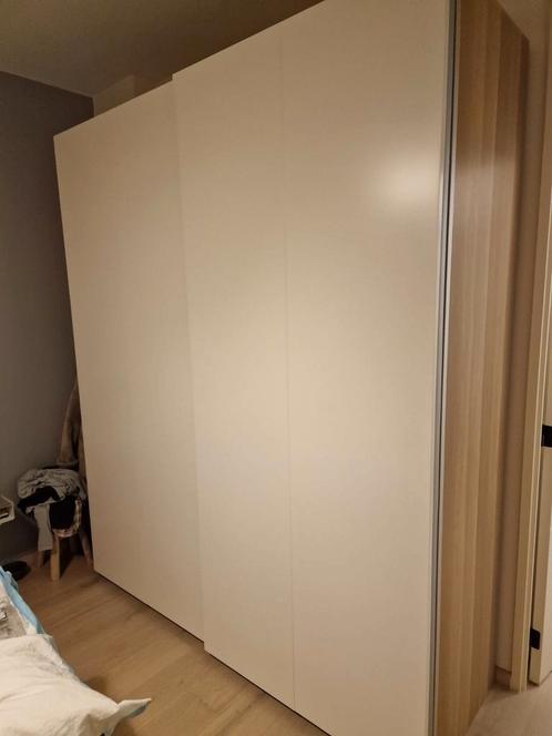 2 portes coulissantes état neuf Ikea Hasvik 200x236cm, Maison & Meubles, Armoires | Armoires à porte coulissante & Armoires à archives