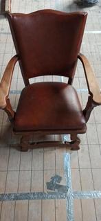 Oude fauteuil van imitatieleer., Ophalen of Verzenden