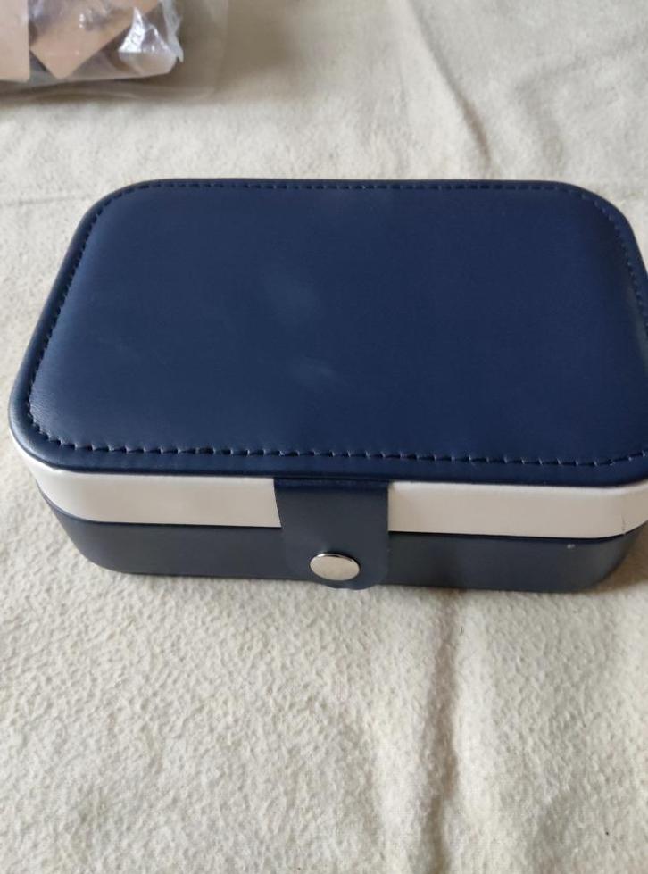 Boîte à bijoux avec bijoux, Handtassen en Accessoires, Antieke sieraden, Overige typen, Overige materialen, Verzenden