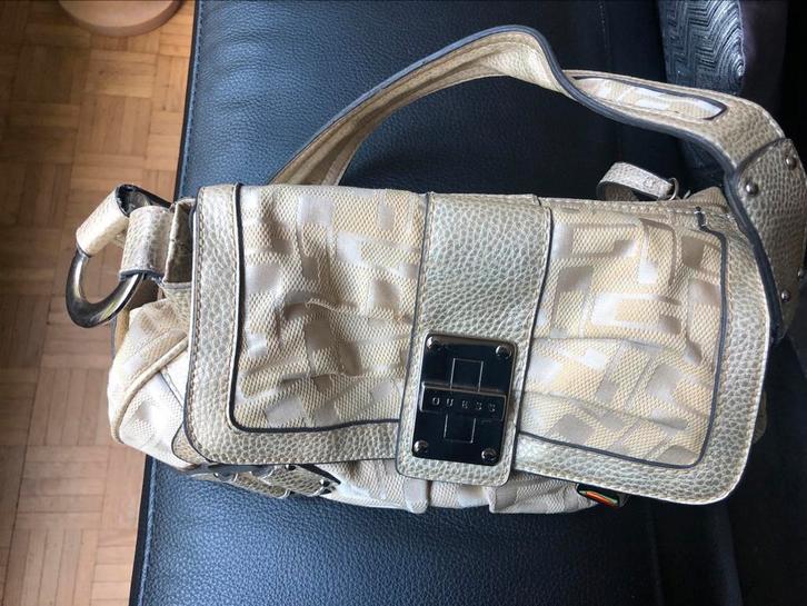 Guess tasje +/- 31 x 20 cm, Handtassen en Accessoires, Tassen | Schoudertassen, Zo goed als nieuw, Ophalen